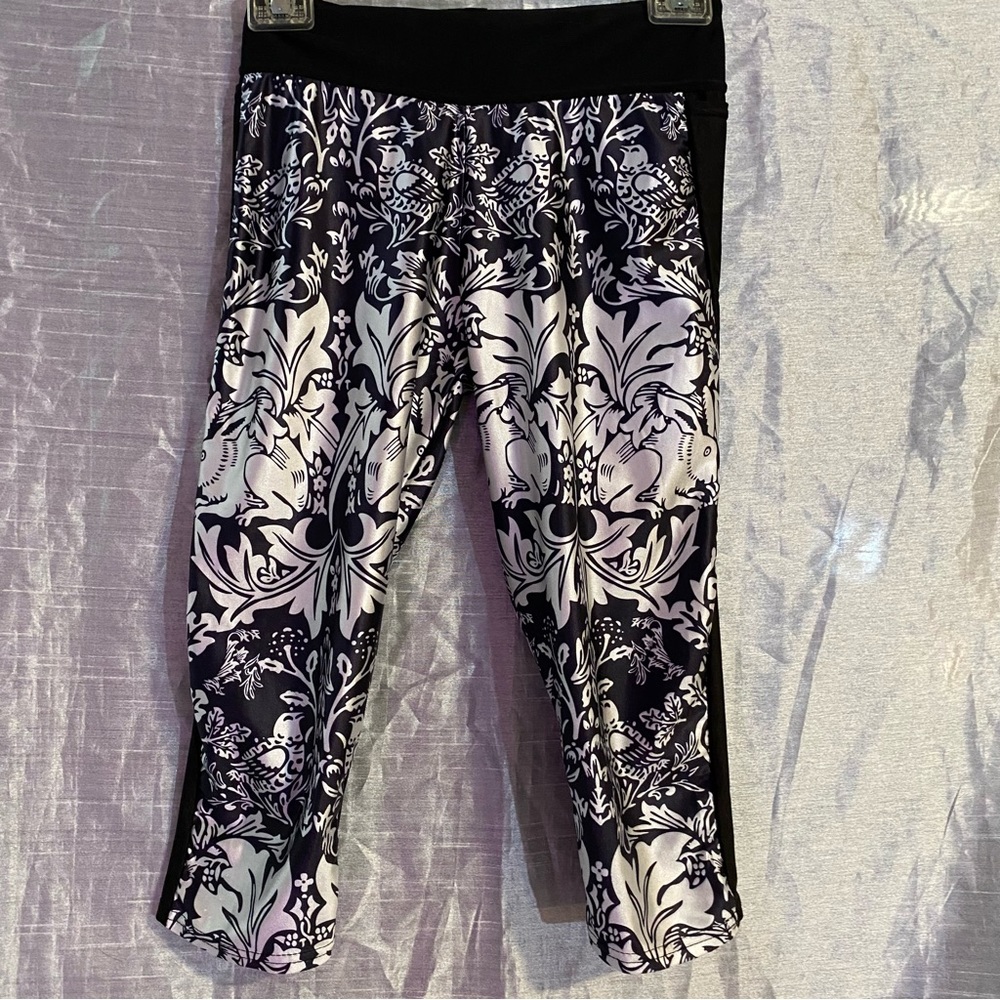 Lotus Capri leggings SZ S, GUC, beautiful! Has pockets on hips, shiny!